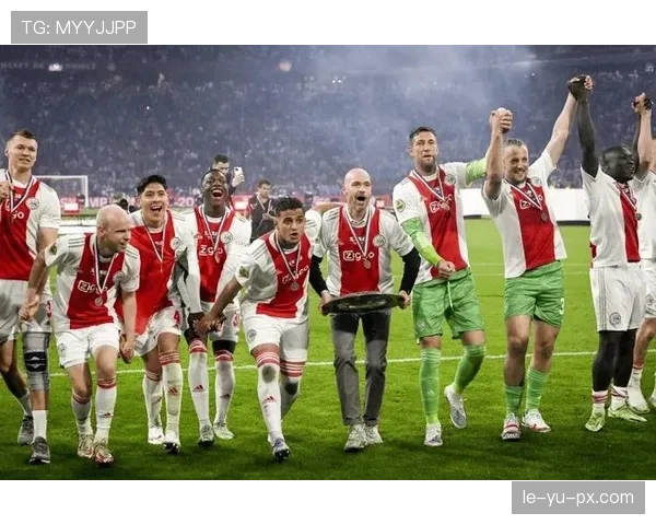 滕哈赫与阿尔特塔同场竞技，两大名帅战术对决引爆足坛焦点