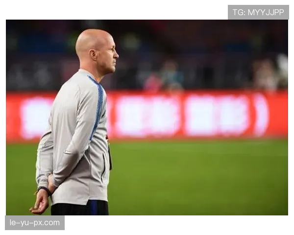 克鲁伊夫传球艺术重塑现代足球战术，引领新一轮战术革新浪潮