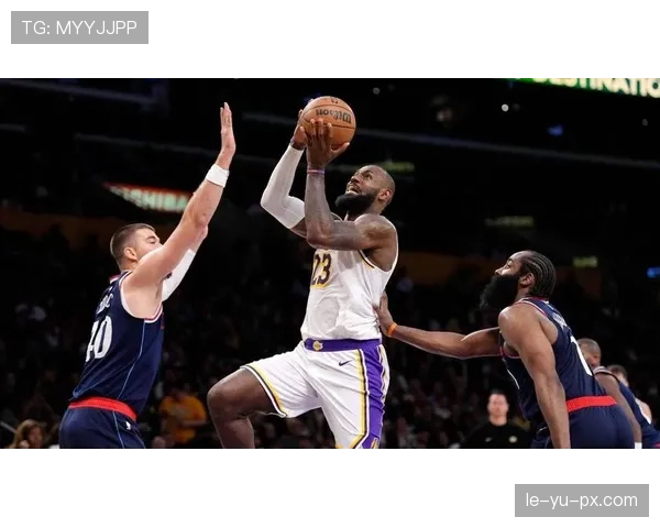 詹姆斯进攻参与度创生涯新高，率队火力全开斩获胜利