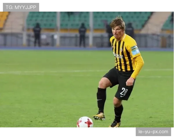 足球右路助攻表现稳健，进攻端持续提升