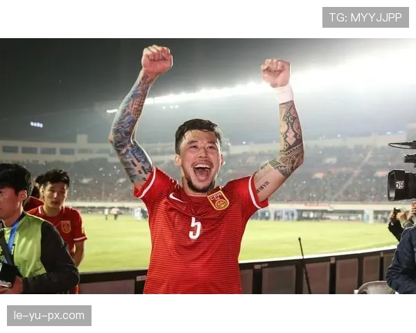 张琳芃训练完直接去接孩子放学，这反差谁懂啊